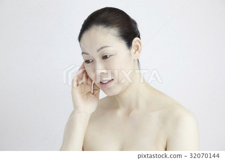 Women in their 40's, health care Women in their 40's, health care 32070144