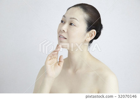 Women in their 40's, health care 32070146