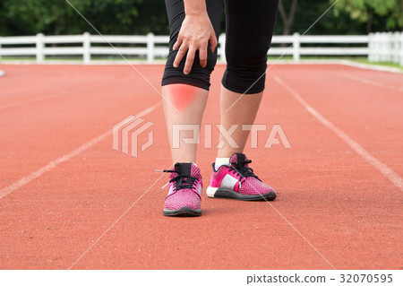 Middle aged woman runner knee pain during training Middle aged woman runner knee pain during training 32070595