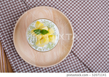 Thai dessert of tapioca pearls pudding with mango Thai dessert of tapioca pearls pudding with mango 32071141