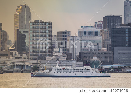 Ogasawaru Maru在東京灣和一座摩天大樓航行 Ogasawaru Maru在東京灣和一座摩天大樓航行 32071638