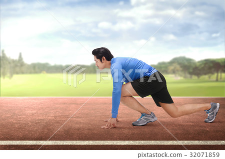 Young asian runner in start position ready 32071859