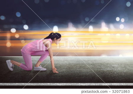Beautiful asian woman athlete in start position 32071863