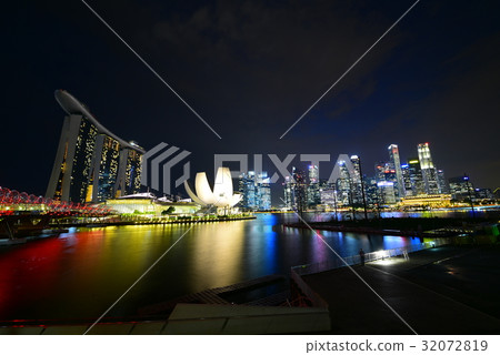 A beautiful night view of the Singapore Bay Area 32072819