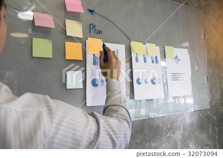 Business man speaker giving a talk finance profit graph presenta 32073094