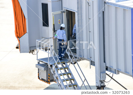 登機橋上的地勤人員 32073263