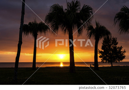在Alaha海灘的日落在沖繩島 32073765