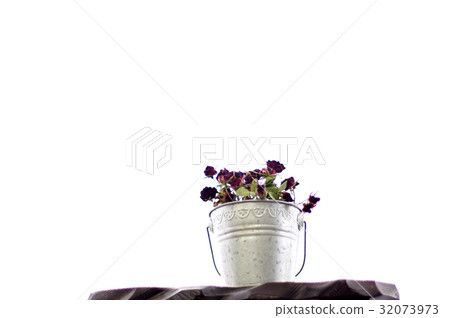 我試著把一朵紅玫瑰乾花放在不銹鋼桶裡 32073973