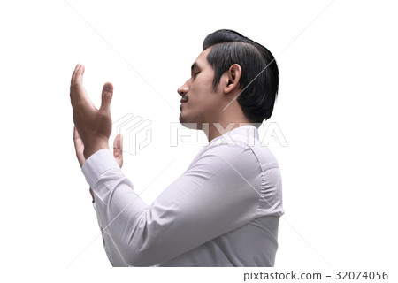 Young asian muslim man raising hand and praying 32074056