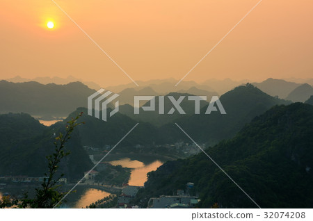 Sunset view from Cannon fort in Cat ba, Vietnam 32074208