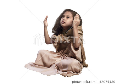 Little asian muslim girl raising hand and praying 32075380