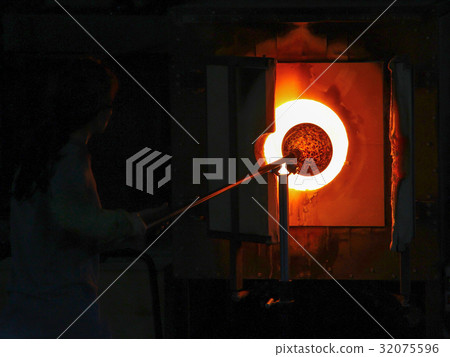 Glass blowing process 32075596
