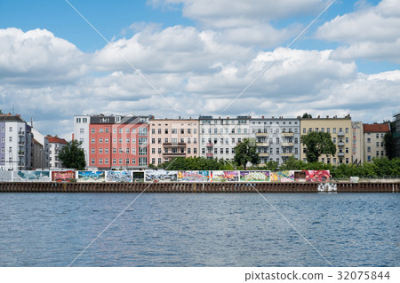 River Spree, graffiti wall and apartment buildings 32075844