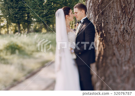 bride and groom 32076787