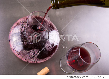 Carafe of red wine and one glass 32077175