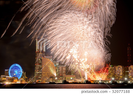 Yokohama Minato Mirai 21 and fireworks 32077188