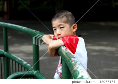 傾斜反對籬芭的男孩和乏味 傾斜反對籬芭的男孩和乏味 32077371