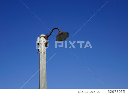 Street lamppost under blue sky in the winter 32078055