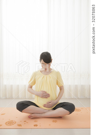 Maternity yoga image Maternity yoga image 32078863