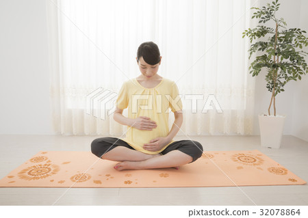 Maternity yoga image Maternity yoga image 32078864