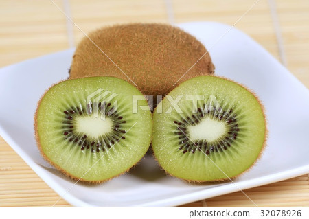 Kiwi fruit green Kiwi fruit green 32078926