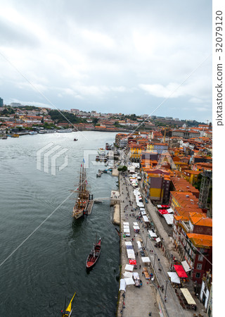 Cloudy skies of Porto (Portugal) landscape 32079120