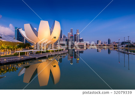 Singapore Skyline and view of Marina Bay at Dusk 32079339