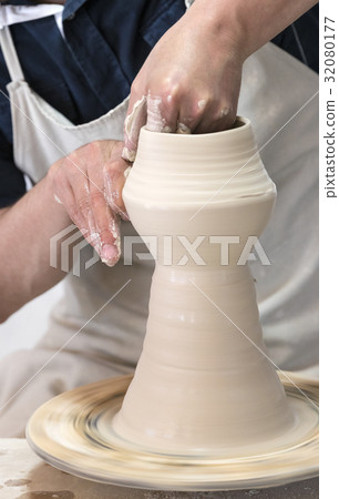 Hands of a potter in the period of work on the pro 32080177