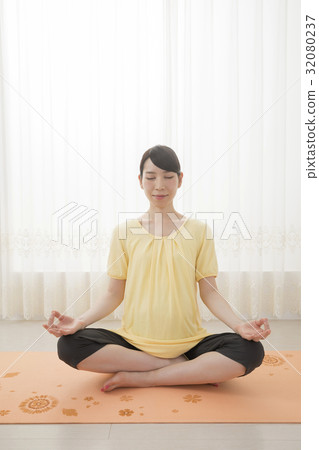 Maternity yoga image Maternity yoga image 32080237