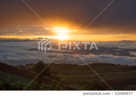 Beautiful sea of mist and sunrise, golden lighting Beautiful sea of mist and sunrise, golden lighting 32080657