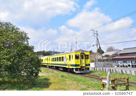 在鐵路道口前的第一個Nakagawa Isuimi 在鐵路道口前的第一個Nakagawa Isuimi 32080747