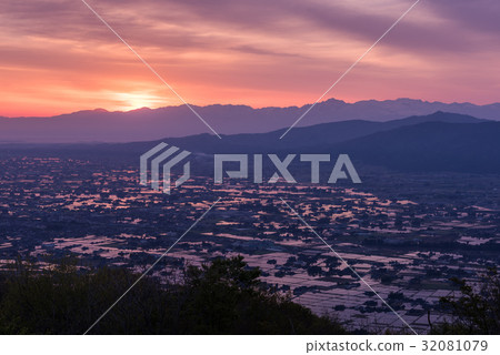 Overlooking scattered village from Ouyama 32081079