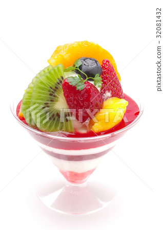Fruit parfait 32081432