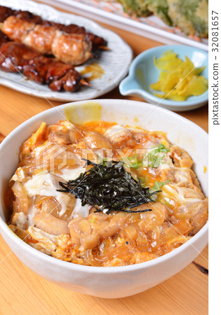 Chicken and egg rice bowl 32081657