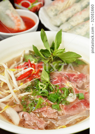 Vietnamese beef soup pho 32081660