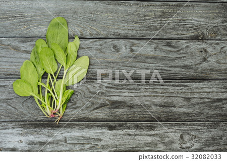 Fresh spinach leaves Fresh spinach leaves 32082033