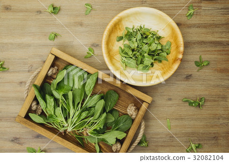 Rustic wooden tray with spinach leaves Rustic wooden tray with spinach leaves 32082104