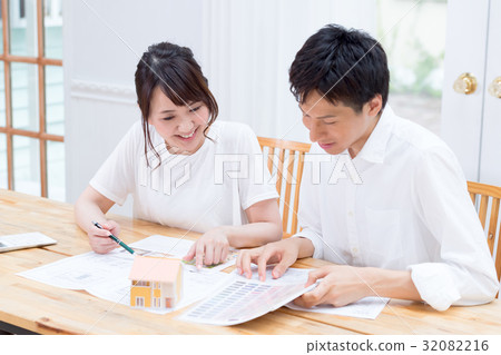 Young couple, my home, renovation 32082216