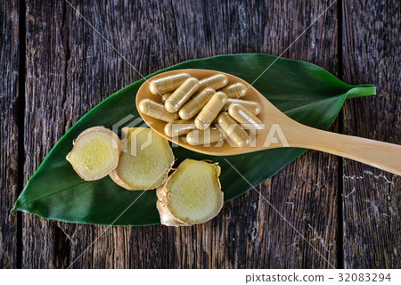 圖庫照片: ginger root and capsules