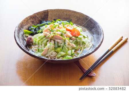 Plum flavored chicken salad noodles (using cold wheat) Plum flavored chicken salad noodles (using cold wheat) 32083482