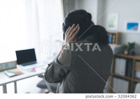 Woman     32084362