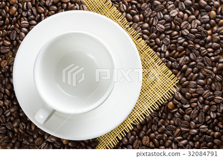 Empty coffee cup with saucer on coffee beans 32084791
