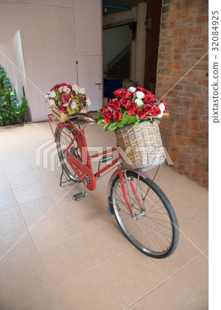Vintage bicycle for decoration with group of roses Vintage bicycle for decoration with group of roses 32084925