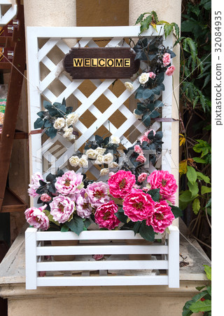 Flower basket with welcome wording sign Flower basket with welcome wording sign 32084935