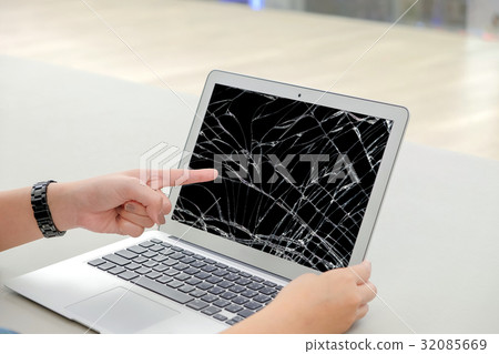 Screen laptop cracked and damaged. 32085669
