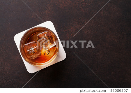Whiskey with ice Whiskey with ice 32086307