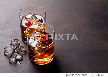 Manhattan cocktail 32086309