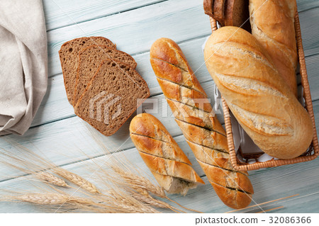 Fresh bread 32086366