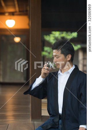 日本清酒啤酒廠中年男性年輕丈夫形象 32086969