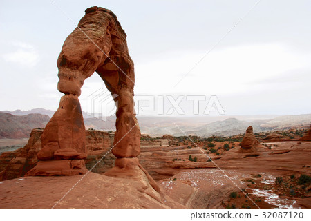 Strange rock delicate arch Strange rock delicate arch 32087120